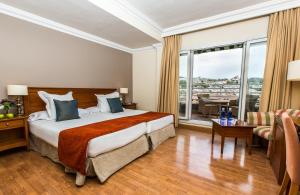 Postel nebo postele na pokoji v ubytování Sercotel HMO Martina + 58 fotografií