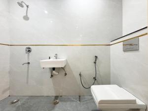een badkamer met een wastafel en een toilet bij Hotel Emerald Suites & Banquet By Aura in Noida +50 foto's
