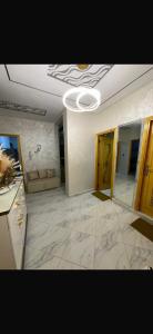 een woonkamer met een bank en een plafond bij Shahd in Meknès