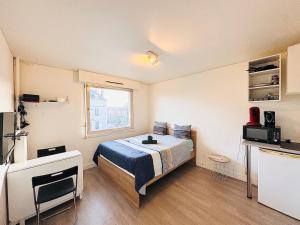 ein Schlafzimmer mit einem Bett und einem Fernseher in der Unterkunft Studio pour 2 près de la gare in Melun + 46 Fotos