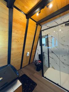 Et badeværelse på A-Frame Luxury House With Hot Tub