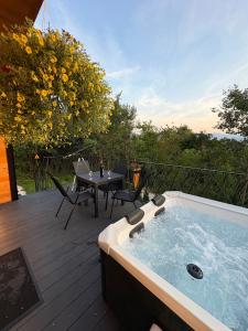 Swimmingpoolen hos eller tæt på A-Frame Luxury House With Hot Tub