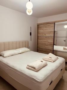 ein Schlafzimmer mit einem Bett mit Handtüchern darauf in der Unterkunft Villa Elmiso Sarajevo in Sarajevo