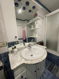 ein Badezimmer mit Waschbecken und Spiegel in der Unterkunft Bierzo Explore in Ponferrada + 22 Fotos