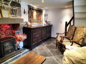 een woonkamer met open haard en een bank bij L'Escapade Médiévale in Fougères +12 foto's