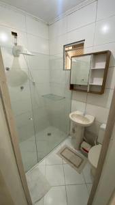 un bagno con doccia, WC e lavandino di Apartment in Balneário Camboriú a Balneário Camboriú