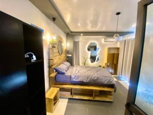 een slaapkamer met een bed in een kamer bij Tu7 Apartments in Accra