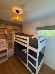 a bunk bed room with two bunk beds and a ceiling at Chalet Woodyoustay in Theux