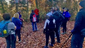 Un gruppo di persone che si trovava su un sentiero nel bosco. di Locanda delle fonti a Bassano in Teverina