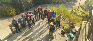 un gruppo di persone è in piedi su una scala di Locanda delle fonti a Bassano in Teverina