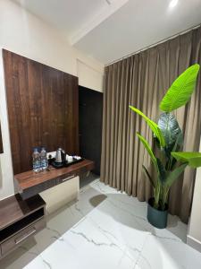a living room with a table and a plant at Aero Lounge Hotel in Jāmb