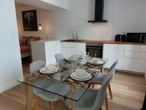 Kuchyň nebo kuchyňský kout v ubytování Le Bompard 50 m2 Villa Art Déco Plein centre avec jardin