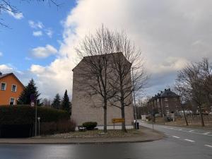 een hoog gebouw aan de kant van een straat bij Ferienwohnung Goldener Drache in Jugelsburg