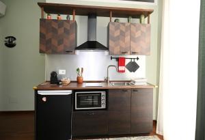 a kitchen with a sink and a microwave at Pangea - Africa in Trani