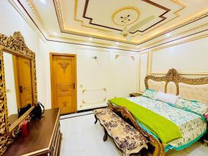 Giường trong phòng chung tại Luxury Apartment Lahore