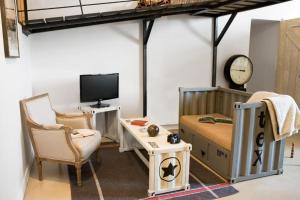 a bedroom with a bed and a tv and a table at Unique à Nantes ! Surprenantes- Jules Verne in Nantes