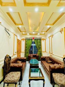Khu vực ghế ngồi tại Luxury Apartment Lahore