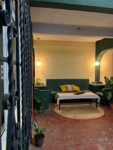 un soggiorno con un divano e un tavolo di Olivo hostel a Puerto Escondido