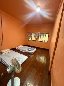 een kleine kamer met twee bedden en ramen bij best 148 train staytion in Godown