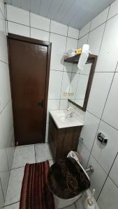 un bagno con un water e un lavandino di Casa do Rabelo a Balneário Gaivotas Altre 22 foto