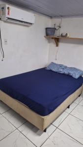 un letto in una camera con materasso blu di Casa do Rabelo a Balneário Gaivotas