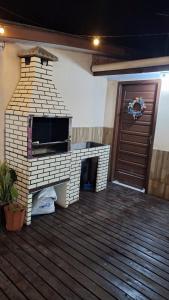 un camino in mattoni su un ponte con un garage di Casa do Rabelo a Balneário Gaivotas