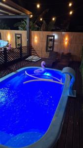 una piscina con luce blu in una casa di Casa do Rabelo a Balneário Gaivotas
