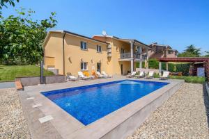 eine Villa mit einem Swimmingpool vor einem Haus in der Unterkunft Villa Zupan by Villa Plus in Vranići