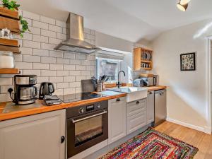 Kuchyň nebo kuchyňský kout v ubytování 3 Bed in Kirriemuir 96115