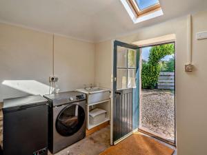 Kuchyň nebo kuchyňský kout v ubytování 3 Bed in Kirriemuir 96115 + 17 fotografií