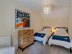 Postel nebo postele na pokoji v ubytování 3 Bed in Kirriemuir 96115