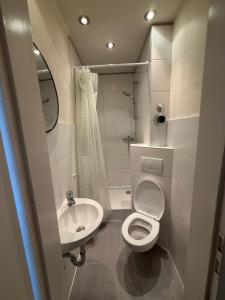 Et badeværelse på Offenbach Work & Sleep