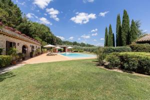 a large yard with a swimming pool and a house at Villa Sant 'Angelus in Canonica