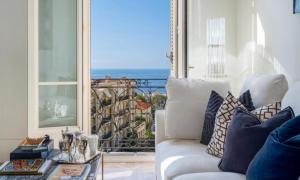 un salon avec un canapé et une vue sur l'océan dans l'établissement Cap d'Ail Villa Belle Epoque 5'from Monaco Luxury Penthouse, à Cap d'Ail