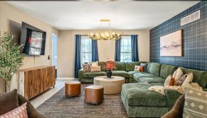 Et opholdsområde på Epic Poconos Pad - Pool - Hot Tub - Gym - Golf Sim