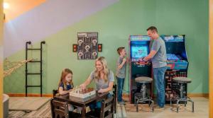 Gæster der bor på Epic Poconos Pad - Pool - Hot Tub - Gym - Golf Sim