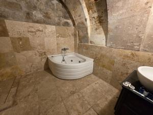 e bagno con vasca e lavandino. di Karamanli Konagi a Guzelyurt Altre 105 foto