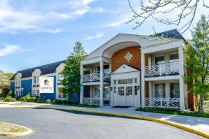 een groot gebouw met een straat ervoor bij Radford Inn in Radford