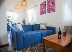 a blue couch in a living room with a table at Hotel Mar y Arte in Piriápolis