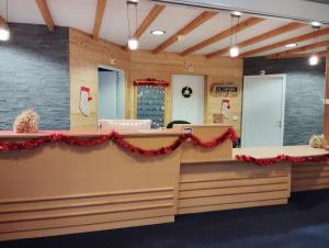Ein Weihnachtsgeschäft mit roter Girlande auf der Theke in der Unterkunft Village Montanha Lioran in Saint-Jacques-des-Blats + 43 Fotos