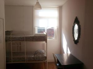 Zimmer mit 2 Etagenbetten und einem Fenster in der Unterkunft Duas Nações Guest House in Porto