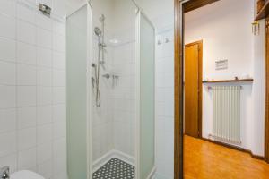 une salle de bains avec douche et toilettes dans l'établissement Sasso Bianco Home - Mountain View & Private Parking, à Sottoguda