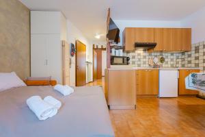 un grand lit blanc dans une cuisine avec deux serviettes dans l'établissement Sasso Bianco Home - Mountain View & Private Parking, à Sottoguda