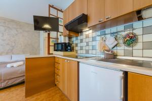 une cuisine avec un évier et un plan de travail dans l'établissement Sasso Bianco Home - Mountain View & Private Parking, à Sottoguda 23 autres photos