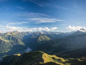 una vista aerea su una catena montuosa con montagne di Studio cosy au centre de Cauterets, balcon, proche télécabines, pour 2 personnes - FR-1-401-85 a Cauterets