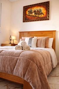 Giường trong phòng chung tại Azra Homes Famille uniquement