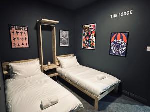 twee eenpersoonsbedden in een kamer met bij Chalet 86 in South Shields