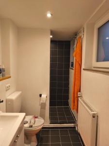 Et badeværelse på statt HOTEL - Frisch, Frech und Farbenfroh - Helle Souterrainwohnung