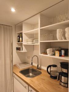 Køkken eller tekøkken på statt HOTEL - Frisch, Frech und Farbenfroh - Helle Souterrainwohnung