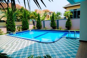 een zwembad in de achtertuin van een huis bij Million Views Kigali in Kigali